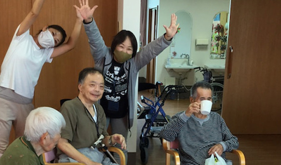 山梨の介護求人 明るく楽しい介護の先輩