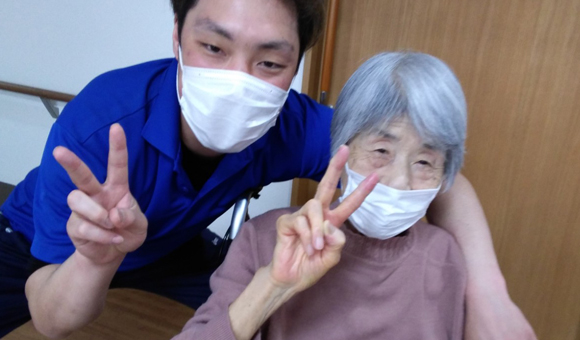 山梨の介護求人 ご利用者様とツーショット