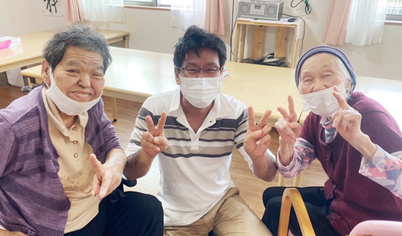 山梨の介護求人 笑顔で記念写真