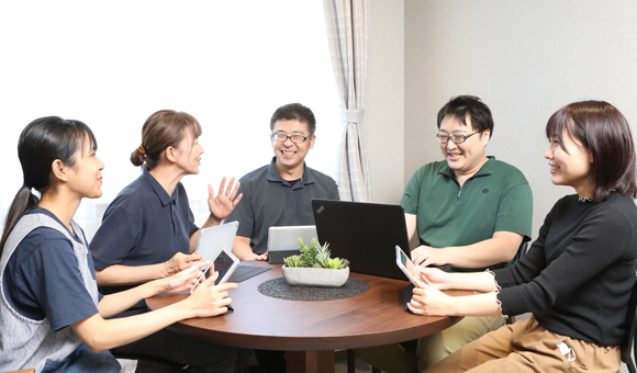 ICT化された最先端施設「ほきまの憩」スタッフミーティング。