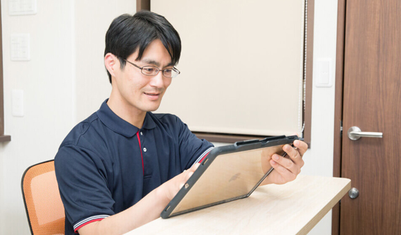 ipadで楽々事務作業するスタッフ(フロンティアの介護 名古屋の介護求人)