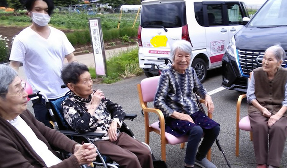 山梨の介護求人 外で談笑