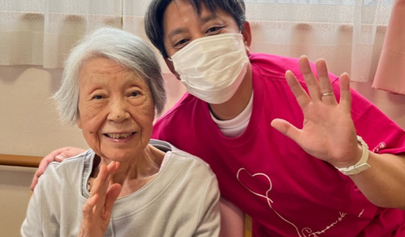 山梨の介護求人 ご利用者様とツーショット