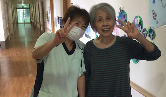 山梨の介護求人 ご利用者様とツーショット