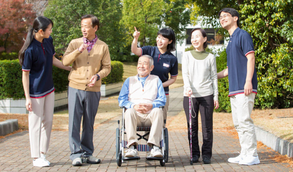 ご利用者様とお散歩へ「癒しの時間」(フロンティアの介護 名古屋の介護求人)