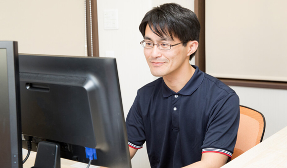 PCとipad連動で楽々快適に事務作業するスタッフ(フロンティアの介護 名古屋の介護求人)