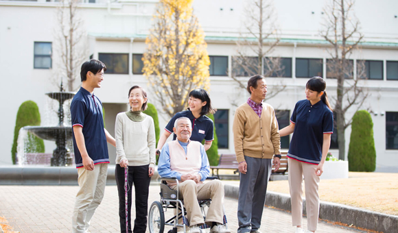 お散歩するスタッフとご利用者様(フロンティアの介護 名古屋の介護求人)