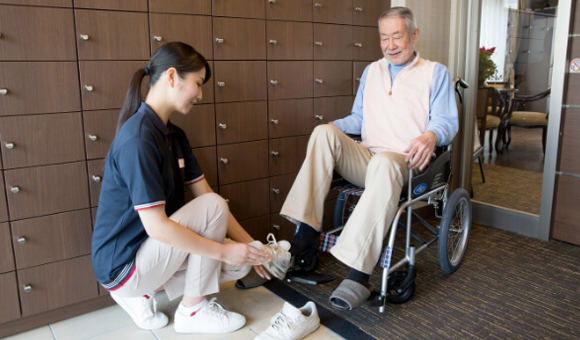 ご利用者様のサポートをするスタッフ(フロンティアの介護 名古屋の介護求人)