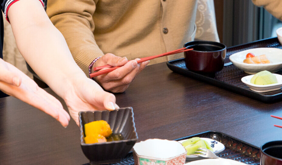 施設の食事、配膳(フロンティアの介護 名古屋の介護求人)