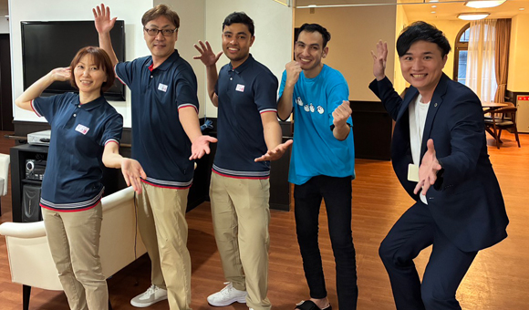 名古屋の介護求人 さこまえの憩の介護職員たちが笑顔で集合写真