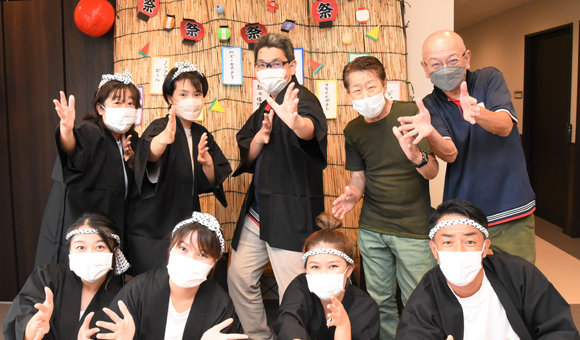 岐阜県の介護求人 明るく楽しいスタッフたちの夏祭りイベント集合写真