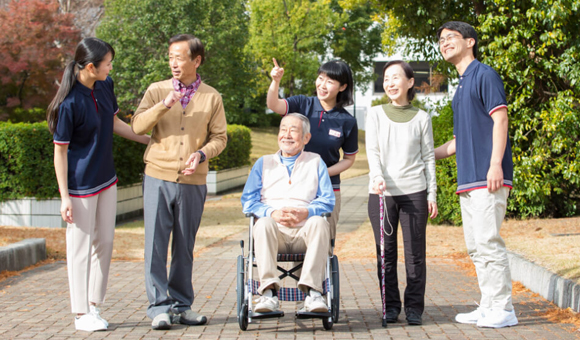 岐阜県の介護求人 ご利用者様との時間を大切に。みんなでお散歩