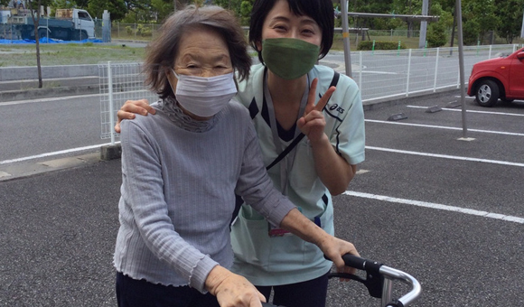 山梨の介護求人 お散歩もリハビリ