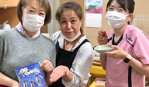 岐阜の介護求人 明るい女性スタッフ