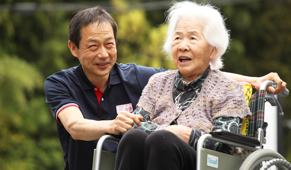 三重県の介護求人 ご利用者様とお散歩