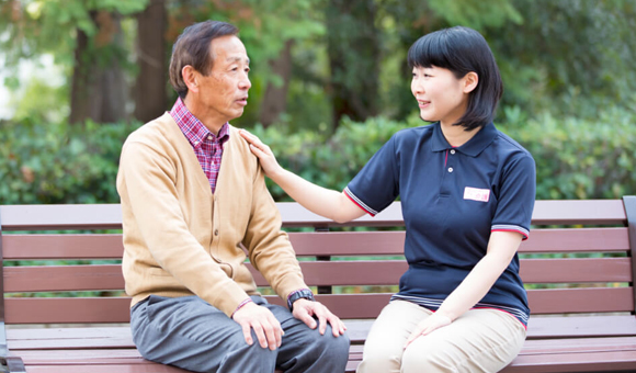 ご利用者様と談笑(フロンティアの介護 名古屋の介護求人)