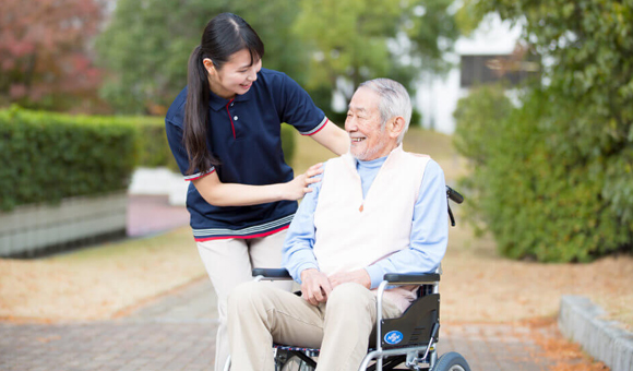 ご利用者様のお買い物に付き合う(フロンティアの介護 名古屋の介護求人)