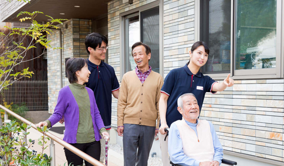 ご利用者様とお散歩(フロンティアの介護 名古屋の介護求人)
