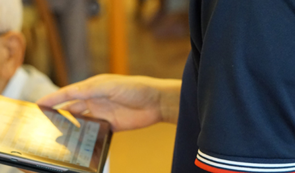 現場はipadで作業が楽々(フロンティアの介護 名古屋の介護求人)