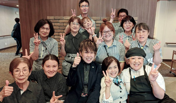 スタッフ笑顔の集合写真(フロンティアの介護 名古屋の介護求人)