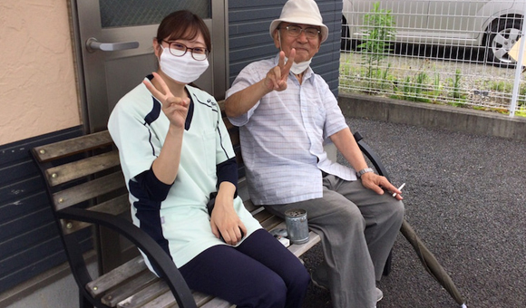 山梨の介護求人 ご利用者様と一緒に休憩